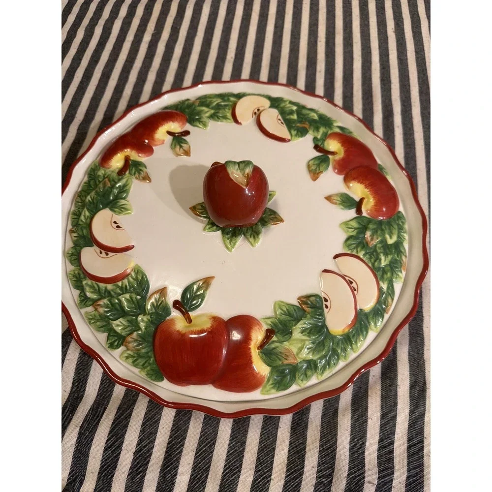 Style-Eyes by Baum Bros Apple Ceramic Covered Pie Dish Scalloped 11 Inch Round